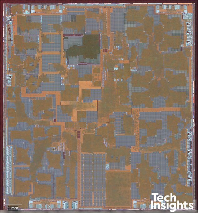 Floorplan images comparing the Qualcomm Snapdragon 8 Gen 1 and the Snapdragon 8+ Gen1 SoCs